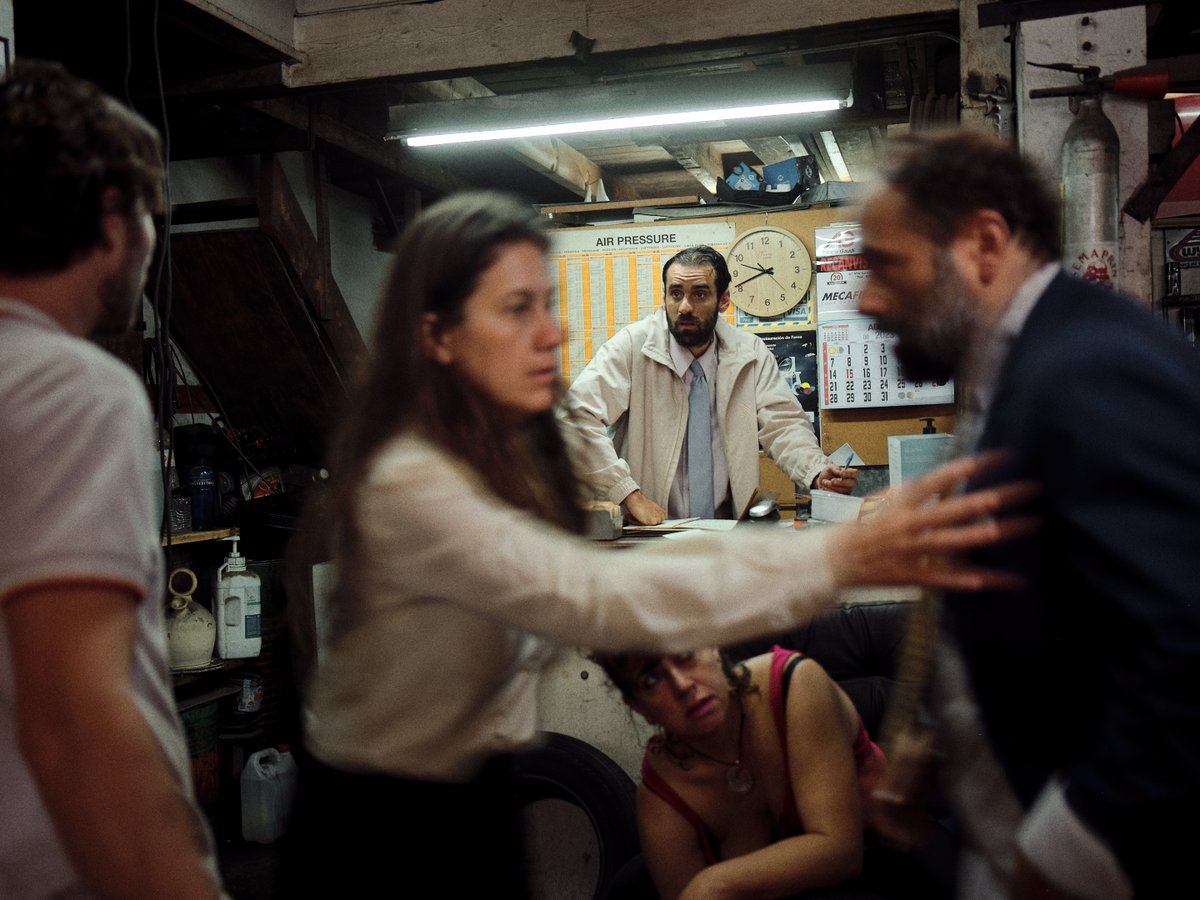 salabeckett's tweet image. Avui s'estrena 'Euforia y desazón' de Sergio Boris i El Eje a la Sala Beckett!

🛞La història d’una acadèmia en decadència o d’una família disfuncional?

🎟️Entrades al web.

salabeckett.cat/espectacle/euf…