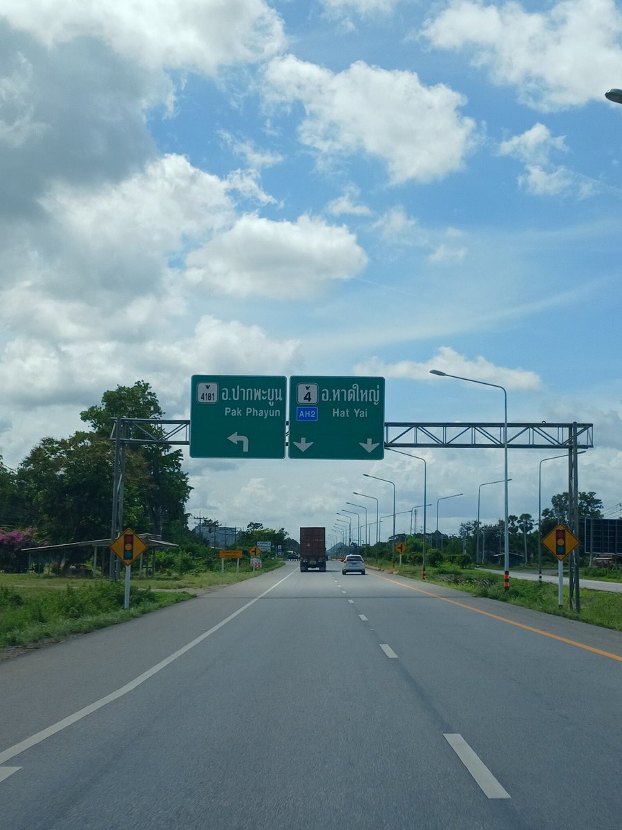 ...ตอเช้า  พ๊อบกัน  ที่หาดหญั๋ย...
       .....ซดโกปี้  ห๊อมๆ.....