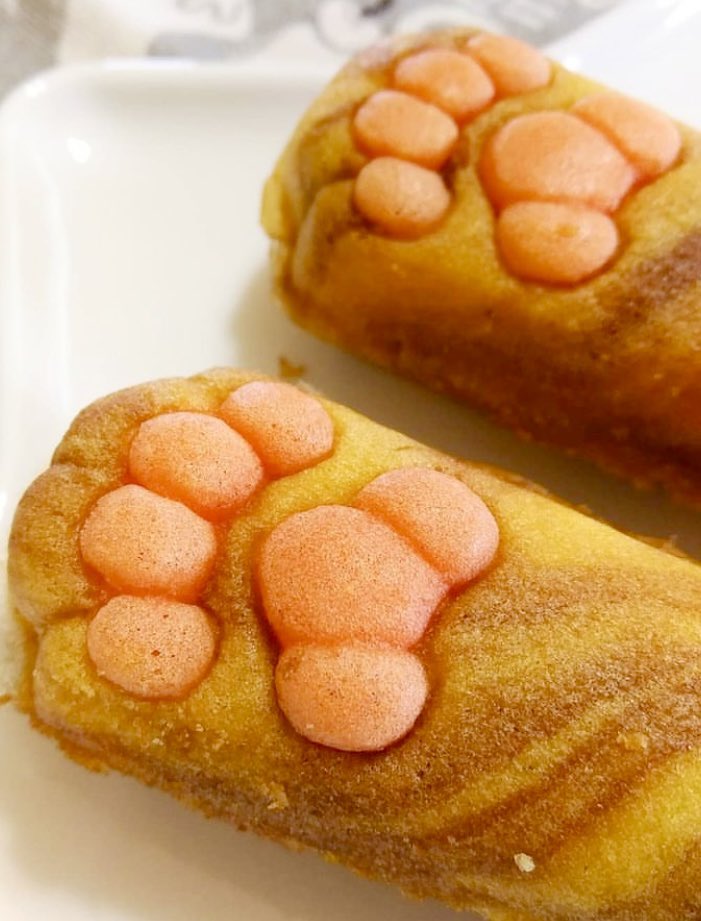 埼玉県加須市にある「ざりがに堂」が製造し、埼玉県内のショッピングモールなどで販売されている、ふんわり食感の揚げないカステラ風のドーナツで、ピンクの肉球も再現した見た目も可愛らしい「猫手焼」✨