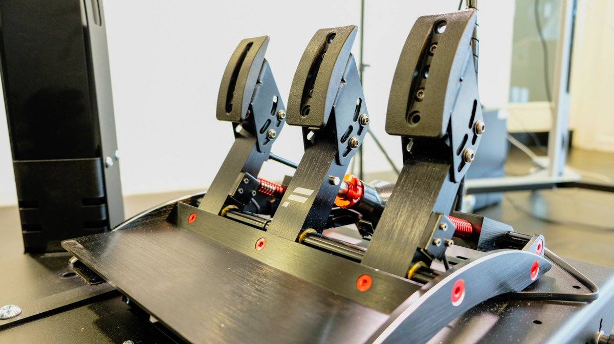 NovatechB2B's tweet photo. Built with Fanatec Clubsport V3 pedals and brake performance kit, as well as a custom 3d-printed siren control, our latest simulator will be used by Babcock to train Blue Light Services drivers 🚨

Check it out! 👀

#Babcock #Simulator #Fantec #BlueLightServices #Training https://t.co/Cb4Qgp178p