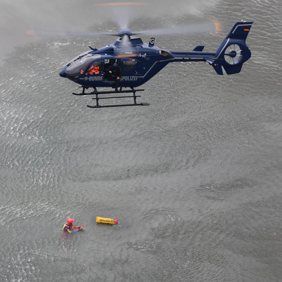Rettungsdienst's tweet photo. Bundespolizei und ADAC-Luftrettung erhalten neues System für Wasserrettung (Foto: Bundespolizei)
Mehr auf https://t.co/3hwP7sdXLA | #Rettungsdienst #NotSan #Notarzt #Feuerwehr #Bundespolizei #ADAC #Luftrettung #Wasserrettung #taktik_medizin #Boje
https://t.co/cbzuxdf2LW https://t.co/NZmEOX91Nn