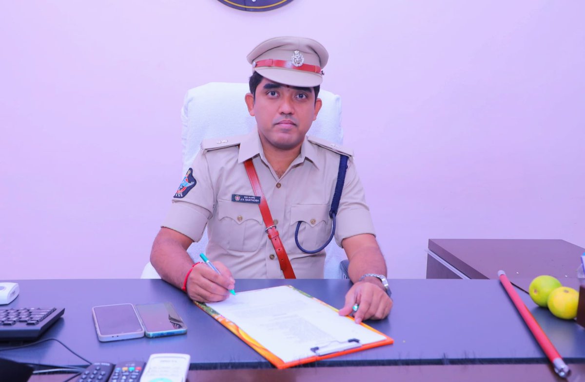 Palnadu_Police's tweet image. పల్నాడు జిల్లా అడిషనల్ ఎస్పీ అడ్మిన్ గా బాధ్యతలు స్వీకరించిన శ్రీ J.V.సంతోష్ గారు.
గతంలో నంద్యాల జిల్లాలో స్పెషల్ బ్రాంచ్ డీఎస్పీగా విధులు నిర్వహించి పదోన్నతి పొంది, పల్నాడు జిల్లాకు అడిషనల్ ఎస్పీగా బాధ్యతలు స్వీకరించారు.@appolice100    @dgpap #PalnaduDistrict #AddlSP