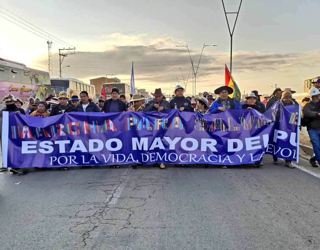 En acatamiento a las resoluciones del Estado Mayor del Pueblo, iniciamos hoy, con banda incluida, disciplina, mucha fortaleza y alegría, nuestra tercera jornada de la Marcha para Salvar Bolivia hasta llegar a la ciudad de La Paz. Hoy llegaremos a Patacamaya, junto a miles de