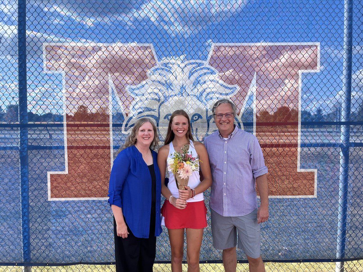 Great night for our seniors! On senior night Linnea and Emily help secure the 4-1 victory for the Lady Monarchs over Reynoldsburg. 

Thanks for 4 great years ladies. You will be missed.