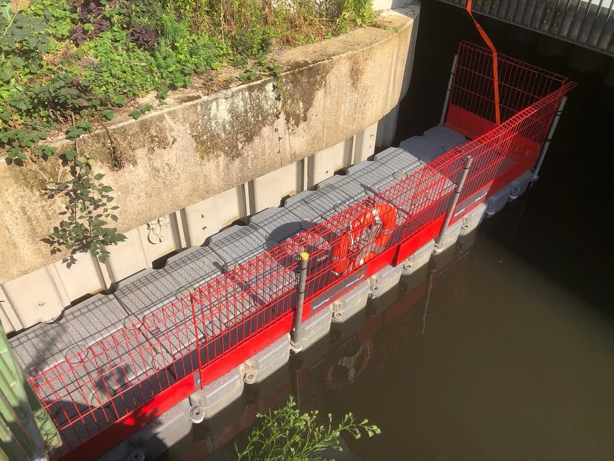 floatingpontoon's tweet image. We were in Hertford yesterday installing 3 x working platforms at @BEAMHertford for works to be undertaken along the river wall. #workplatform #pontoon #access
