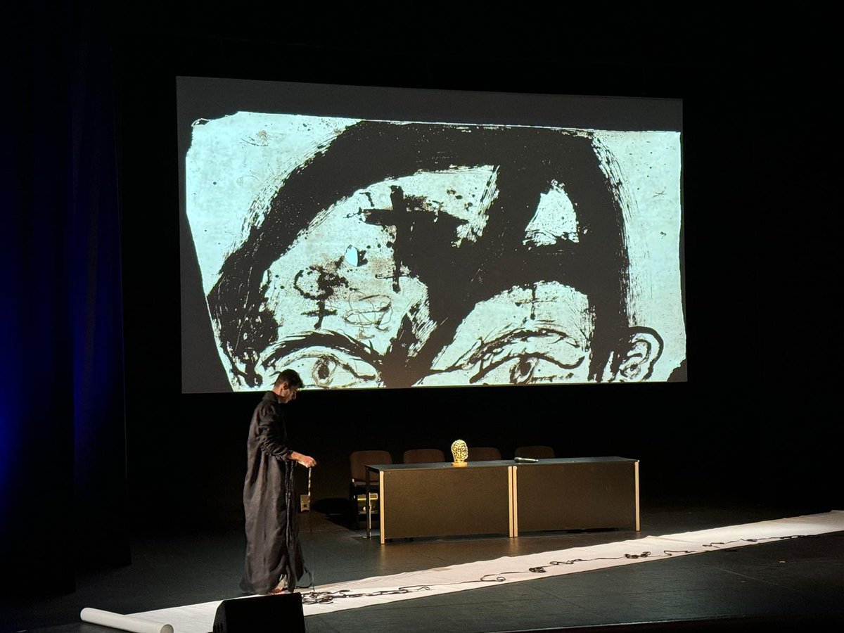 Gracias por la estupenda acogida que tuvimos anoche en el <a href="/cbamadrid/">Círculo de Bellas Artes - Casa Europa</a> con el estreno de “¿Por qué vestimos en blanco y negro?” una conferencia perfomativa sobre la moda y el color creada especialmente para el despegue del flamante <a href="/festdelasideas/">Festival de las Ideas</a> 🫰🏼✨