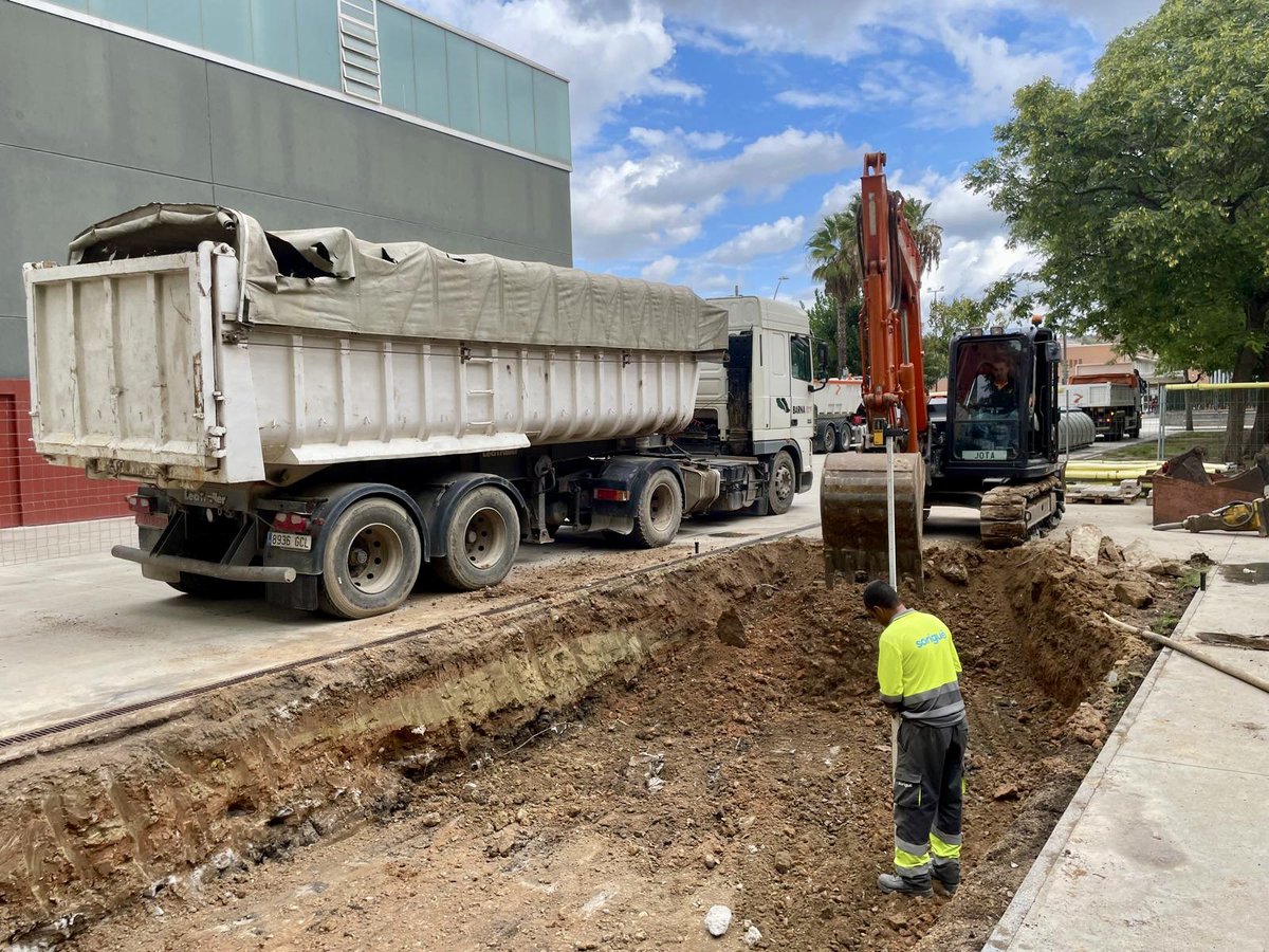 #MediAmbientSJD En marxa la instal·lació d'un sistema de drenatge sostenible, una prova pilot d'Ajuntament #SantJoanDespí, Fundació Mobile World Capital i Aigües de Barcelona. Captarà aigua de pluja i l'aprofitarà per a les zones verdes i la recàrrega del subsol. 🌧️💧🌳