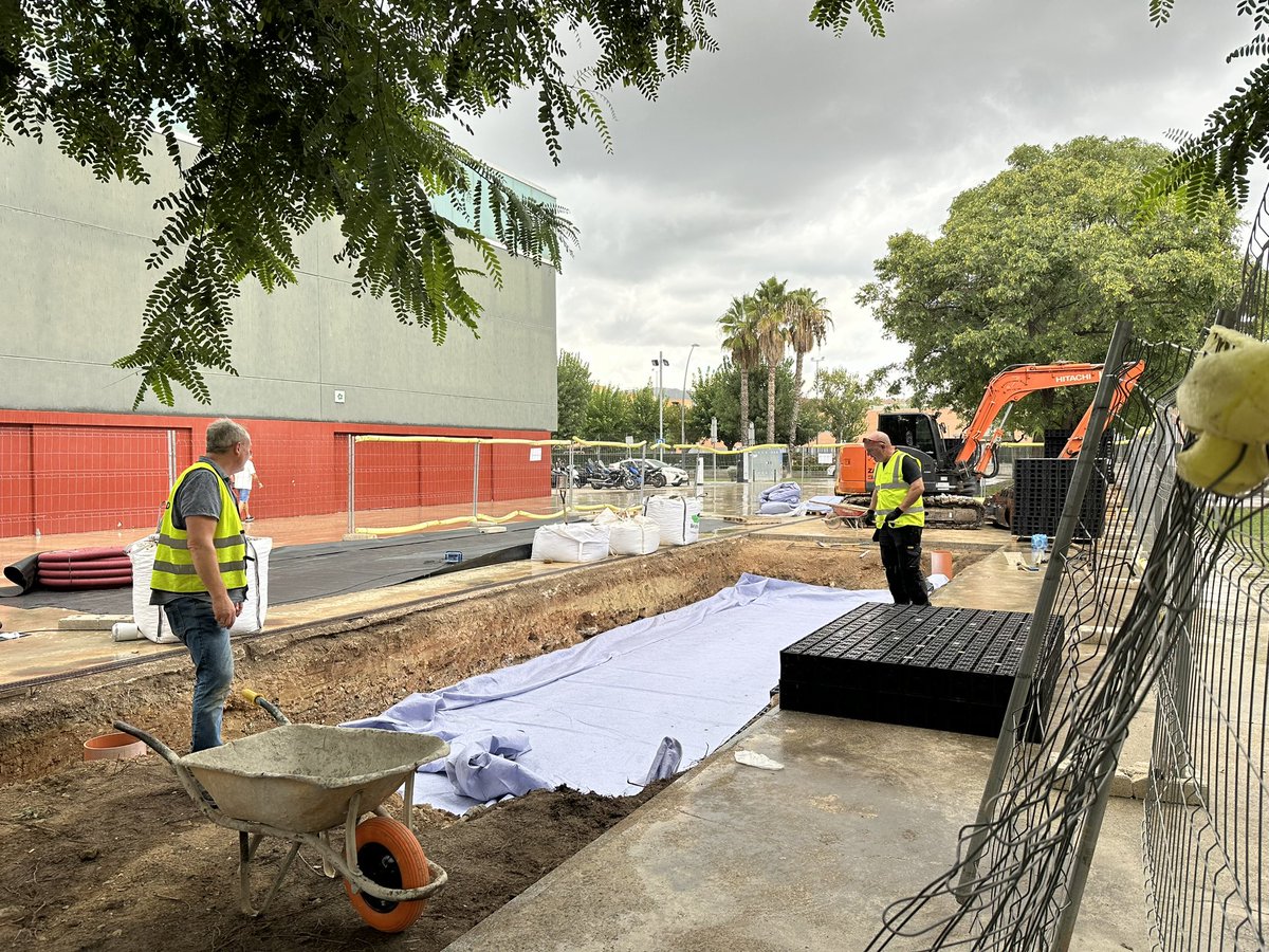 AjSJDespi's tweet photo. #MediAmbientSJD En marxa la instal·lació d'un sistema de drenatge sostenible, una prova pilot d'Ajuntament #SantJoanDespí, Fundació Mobile World Capital i Aigües de Barcelona. Captarà aigua de pluja i l'aprofitarà per a les zones verdes i la recàrrega del subsol. 🌧️💧🌳 https://t.co/Kb61pWrI9R