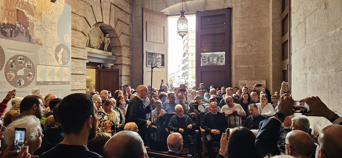 La lluvia que caía a las 12:00 h. ha hecho que la sesión de hoy se celebrara en el interior de la Casa Vestuario.