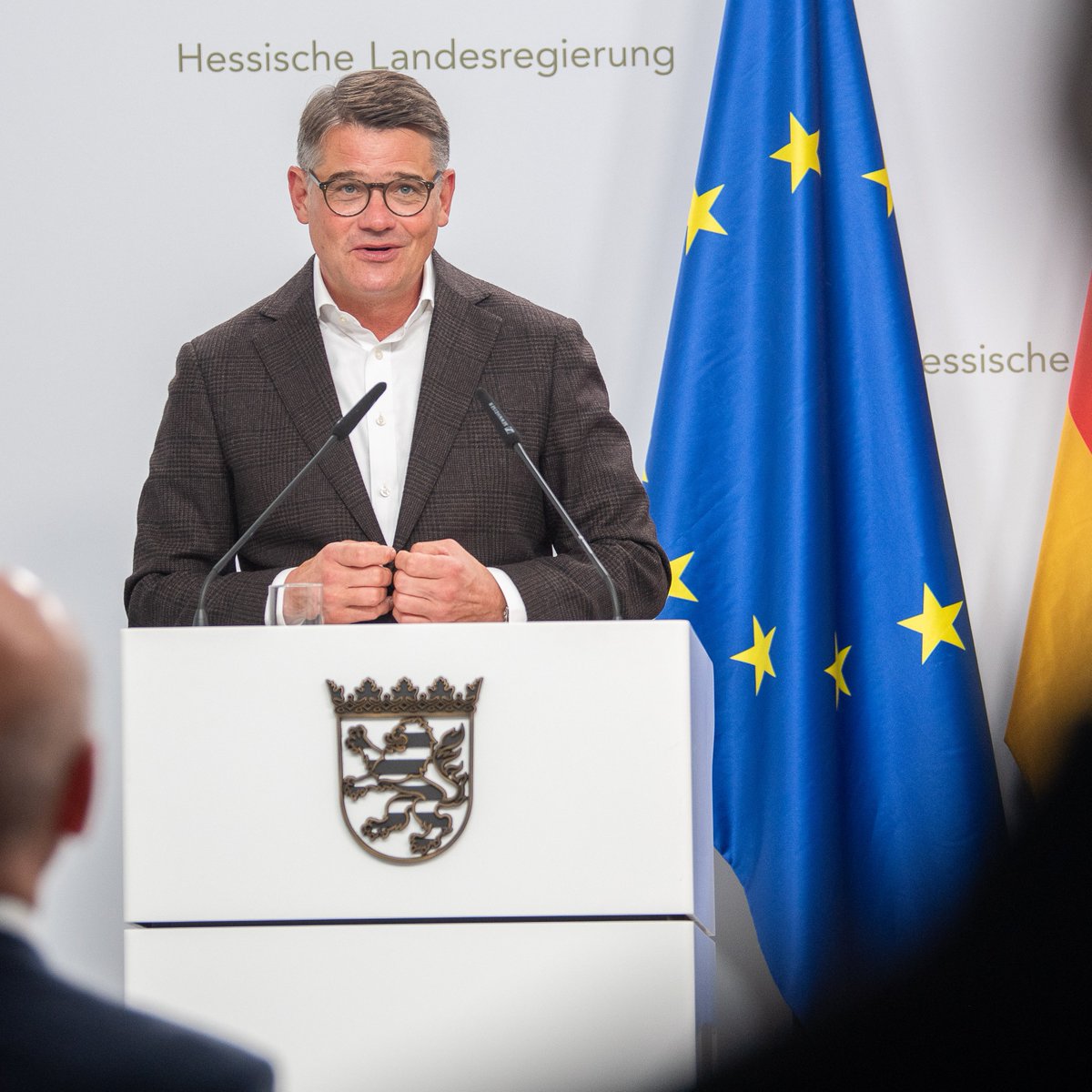 Boris_Rhein's tweet photo. 2/2 Das #Hessengeld ist Ausdruck der neuen #Realpolitik in Hessen. Diese #Landesregierung beschreibt Probleme nicht, sondern löst sie. Ich bin fest davon überzeugt: #Politik ist nur dann glaubwürdig, wenn wir tun, was wir sagen – und wenn wir umsetzen, was wir versprechen. https://t.co/dPAxFG5Xa6