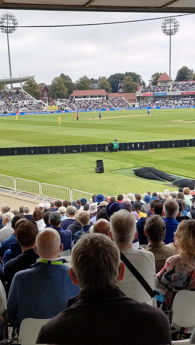 England won the toss and chose to bat, in overcast and breezy conditions. Of course they did. #ENGvAUS #thecricket #TrentBridge