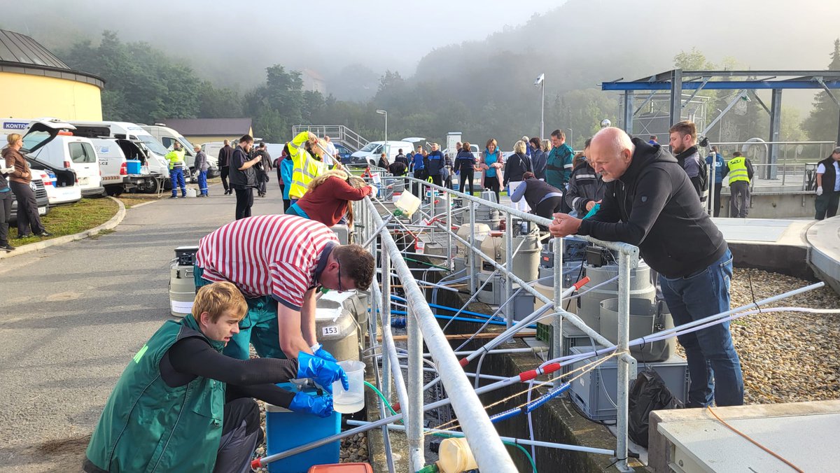 VUHU_Most's tweet image. Naše akreditované laboratoře se  zúčastnily mezioborového odběru vzorků na ČOV Beroun. I přes romantickou ranní mlhu 🌫️ jsme se pustili do práce s plným nasazením 💪, abychom zajistili kvalitní a přesné výsledky 🔬💧. 
#Laboratoř #ČOVBeroun #OdběrVzorků #Výzkumák
