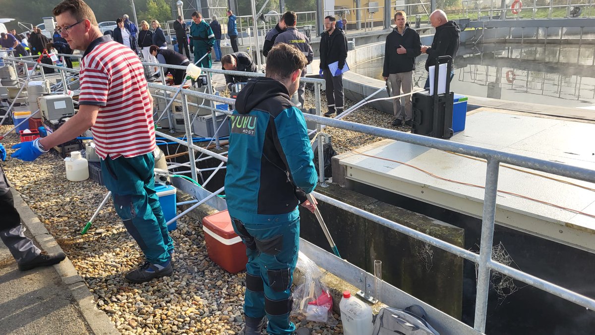 VUHU_Most's tweet image. Naše akreditované laboratoře se  zúčastnily mezioborového odběru vzorků na ČOV Beroun. I přes romantickou ranní mlhu 🌫️ jsme se pustili do práce s plným nasazením 💪, abychom zajistili kvalitní a přesné výsledky 🔬💧. 
#Laboratoř #ČOVBeroun #OdběrVzorků #Výzkumák