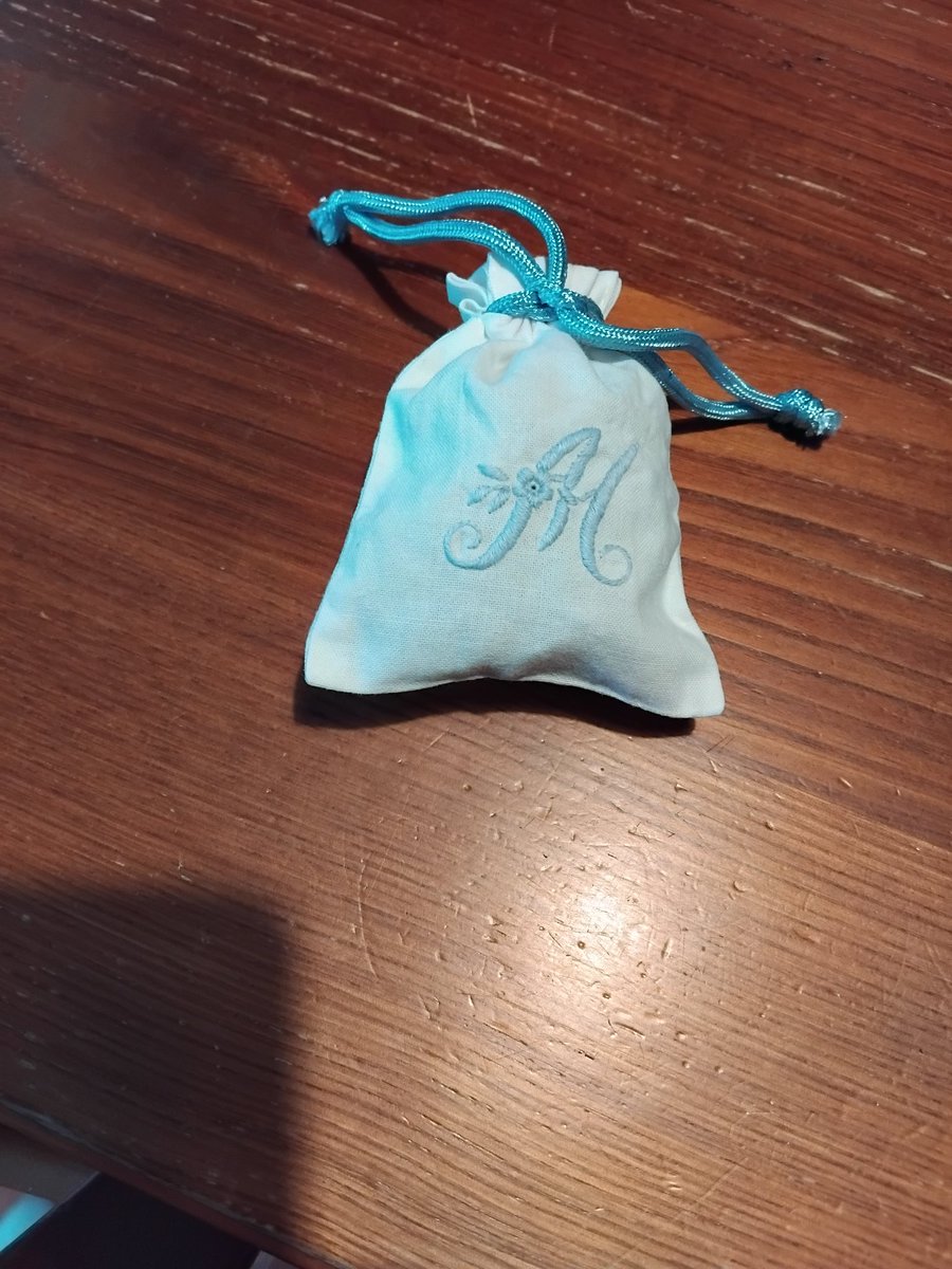 L'erba Luisa tanto amata da zia Rita 
("Case" AltreVoci Edizioni)
Qualche fogliolina nell'acqua bollente per cinque minuti prima di immergervi la bustina del tè.
O in sacchetti come profumatori. 
<a href="/AltreVociEd/">AltreVociEdizioni</a> 
<a href="/HelenaMolinari/">Helena Molinari - Autore</a>