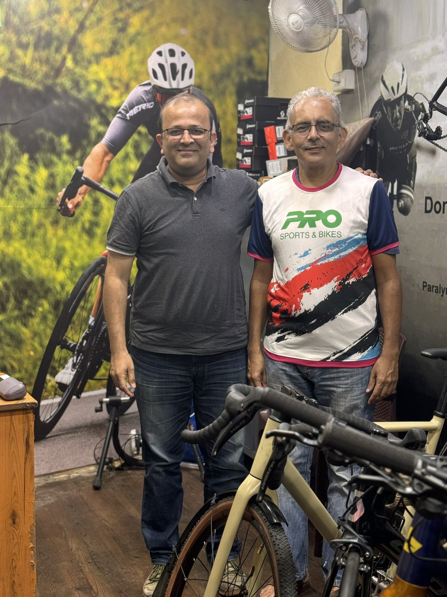 amarbarwe's tweet photo. A friend from Twitter, Pushkar @PRanade1 shifted base to Pune and now has started cycling frequently, doing long distances combined with his rides on his regular routes. @ProSportsBikes wishes him many more miles with a smile! Ride Safe! #Pune #WeMetOnTwitter #PuneTwitter https://t.co/6zqRfZ0x10