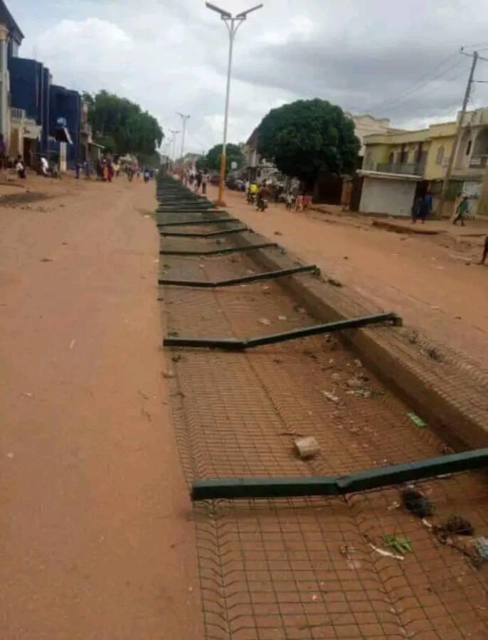 Imagine! Thirty billion naira for a stupid street fencing that doesn’t add value whatsoever to the life of a common man. I  sincerely think <a href="/Ahmedaliyuskt/">Ahmad Aliyu Sokoto</a> needs deliverance. He’s NOT himself. This is broad daylight robbery. #AhmedStopTheLooting #ItsThreeMuch