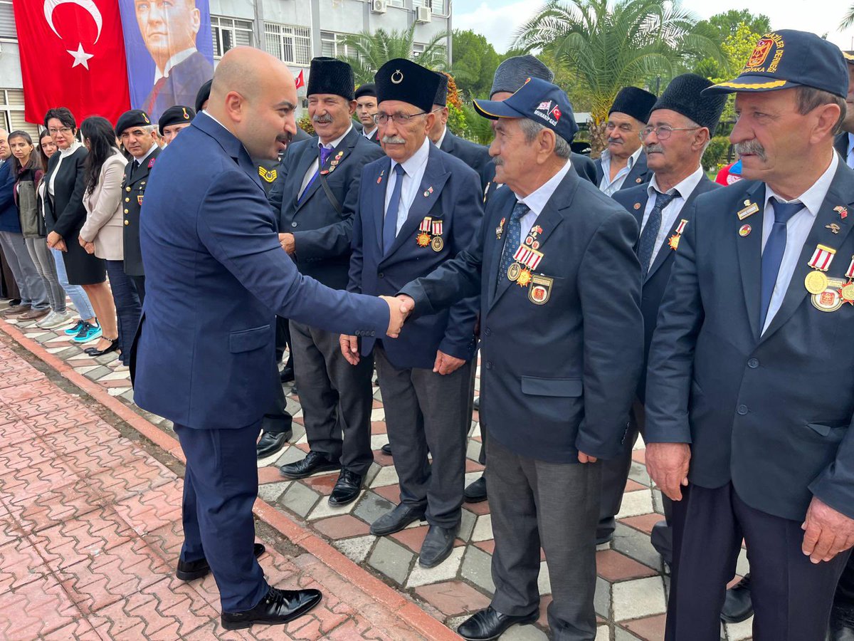 Kaymakamımız Sayın Onur ALİMOĞLU, 19 Eylül Gaziler Günü münasebetiyle Hükümet Meydanında gerçekleştirilen Atatürk Anıtı’na çelenk sunma ve anma törenine katıldı.