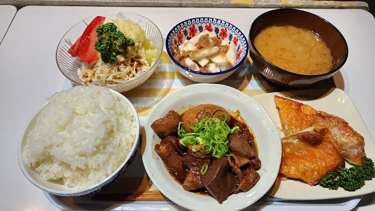🍚今日の献立🍚

上ホルモンの土手煮
ハラス
梅山芋
サラダ
味噌汁

いただきますー🍴