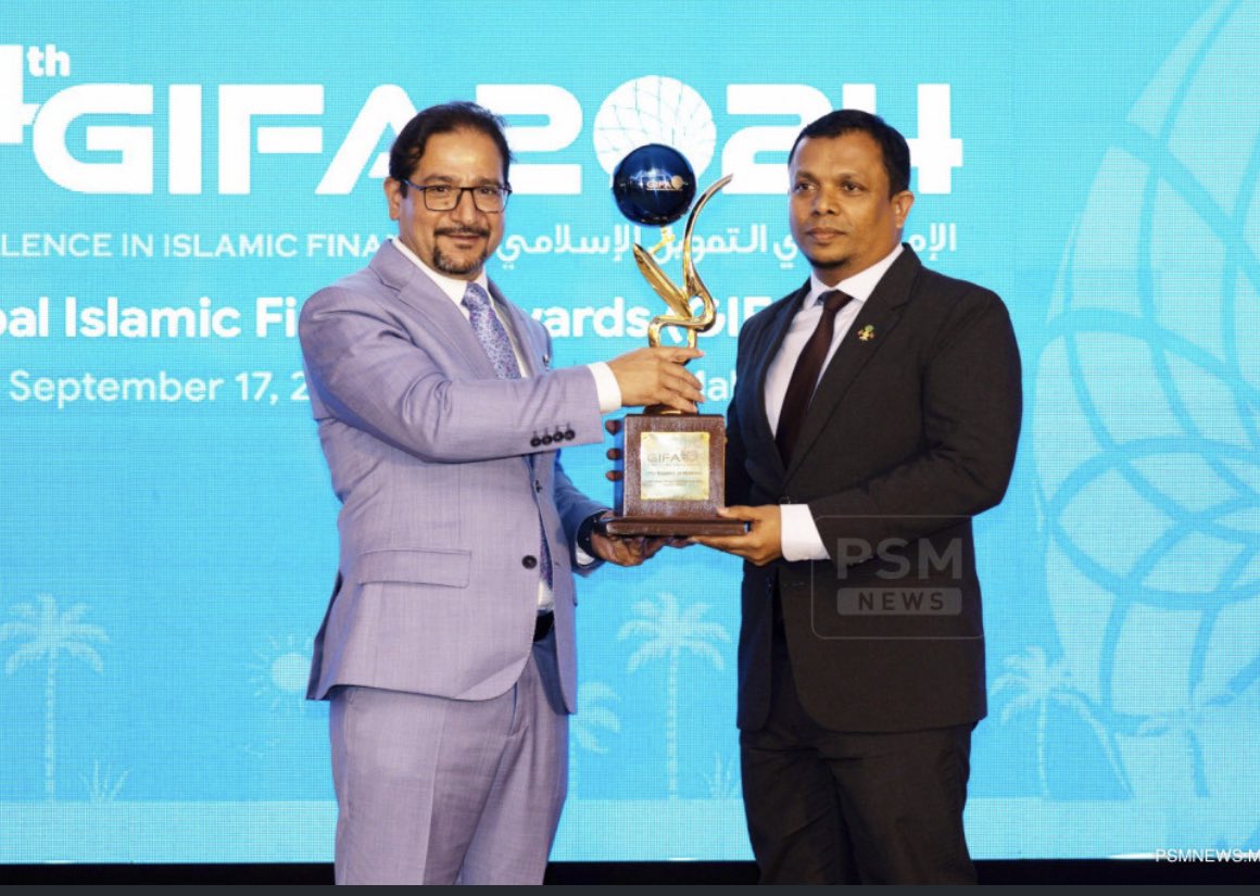 ގްލޯބަލް އިސްލާމިކް ފައިނޭންސް ލީޑަރޝިޕް އެވޯޑް ރާއްޖެއަށް

▪️މިއީ އިސްލާމިކް ފައިނޭންސް ކުރިއަރުވަން ކުރާ މަސައްކަތުގެ އަގުވަޒަންކޮށް ދޭ އެވޯޑެއް

 ▪️އެވޯޑާ ހަވާލުވީ މާލީ ވަޒީރު ޑރ. <a href="/mshafeeqmv/">Mohamed Shafeeq</a> 

▪️ރާއްޖެއަކީ އިސްލާމިކް ފައިނެންސްގެ ސަރަހައްދީ ނާރެހަކަށް ހެދުމަށްދަނީ