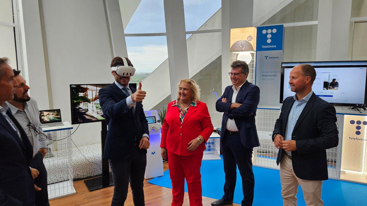 👥 El director general de TIC <a href="/jogardua/">Jose Manuel G Duarte</a> hoy, durante  la inauguración de <a href="/Telefonica/">Telefónica</a> Innovation Day Valencia, junto a concejales del <a href="/AjuntamentVLC/">Ajuntament València</a>.