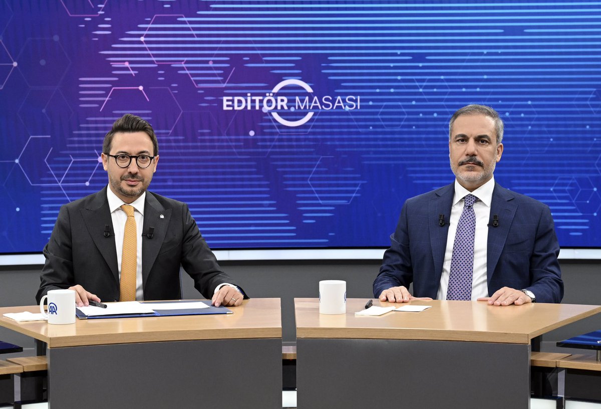 serdarkaragoz's tweet photo. AA Editör Masası’nın bugünkü konuğu Dışişleri Bakanımız Sayın Hakan Fidan oldu. 

Sayın @HakanFidan gündeme ilişkin sorularımızı yanıtladı; 

▫️"(Lübnan'daki saldırılar) İsrail'in saldırıları adım adım Lübnan’a doğru tırmandırmaya başladığını görüyoruz"

▫️"Netanyahu'nun Batı desteğiyle bölgede yürüttüğü Filistin topraklarının tamamını çalma projesi devam ediyor"

▫️"Şu anda (İsrail'deki) fanatik zihin, aklı selimden uzak, yok etmek üzere dizayn edilmiş bir politika uyguluyor"

▫️“(Suriye meselesinde) Türkiye'nin istediği tarzda bir çözümün olması halinde diğer sorunları da Suriye’nin daha rahat çözeceğine inanıyorum”

▫️“(BRICS üyeliği) AB ile bizim ekonomik entegrasyonumuz üyelikle taçlansaydı, belki biz birçok konuda bu türden bir arayışta olmayacaktık”

▫️"Batı'yla Rusya ve Rusya'nın çekim merkezinde oluşturduğu ittifaklarıyla başlayan Soğuk Savaş, derinleşerek başka bir boyuta evrilerek devam edecek"

▫️"Müstakil bir siber güvenlik teşkilatının kurulmasıyla ilgili konu hükümetimizin de gündemine getirildi"

▫️“(Diplomatik Güvenlik Genel Müdürlüğü) Misyonlarımızın fiziki, ekonomik, bilgi güvenliğini sağlayacak, istihbarata karşı koyma dediğimiz bilgi sızmasını engelleyecek"