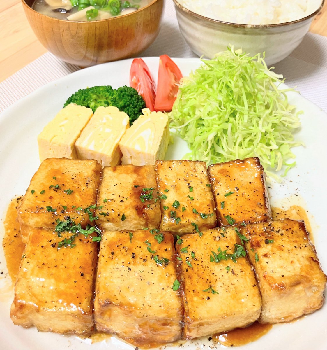 こんばんは✨

木曜日の晩ごはんです🍚

🍴絹ごし豆腐のバターしょう油ステーキ　
🍳玉子焼き
🥣きのこのみそ汁

自分は無類の絹ごし豆腐好きなのです😃
簡単にできて、カロリー低めで今日もご飯バクバク😋👍

簡単レシピブログ更新しました😃
pakaojisan.com/grilled-tofu-s…
