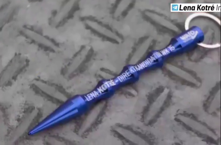 wenig_worte's tweet image. Wer in Österreich als Waffe, in Großbritannien als Angriffswaffe und in der Schweiz als verbotene Waffe eingestufte, zugespitzte Metallstäbe zur Wahlwerbung verschenkt, der will Blut auf den Straßen fließen sehen.

Meine Meinung.

#AfDVerbotjetzt