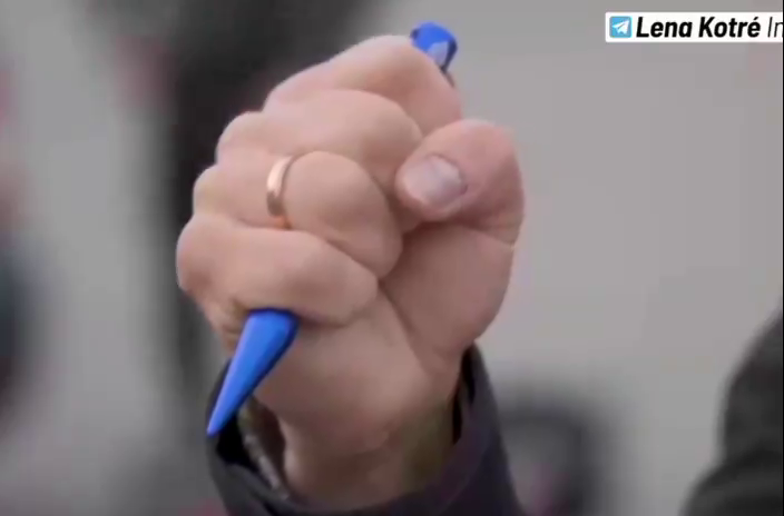 wenig_worte's tweet image. Wer in Österreich als Waffe, in Großbritannien als Angriffswaffe und in der Schweiz als verbotene Waffe eingestufte, zugespitzte Metallstäbe zur Wahlwerbung verschenkt, der will Blut auf den Straßen fließen sehen.

Meine Meinung.

#AfDVerbotjetzt