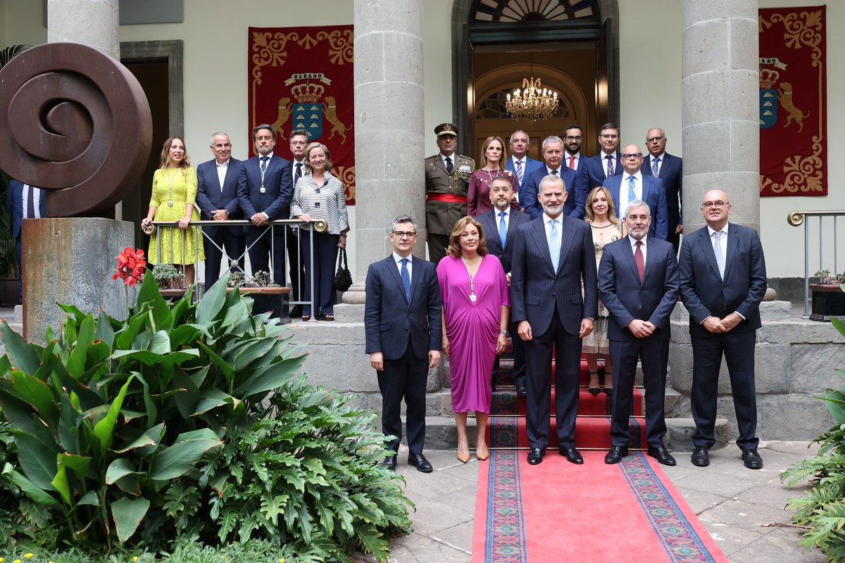 PP_LANZAROTE's tweet photo. 🏛️ Esta mañana nuestra presidenta Astrid Pérez, en calidad de presidenta del Parlamento de Canarias, ha hecho entrega a su majestad el Rey,  Felipe VI, de la Medalla de oro de la Cámara Regional. https://t.co/TgfiMOPYRX