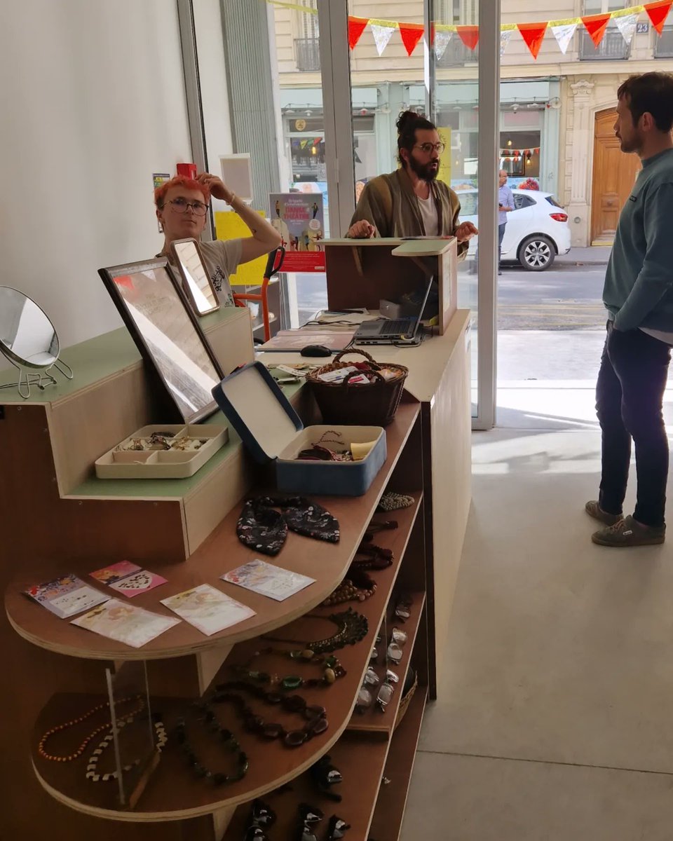 7 ans de travail pour ouvrir la 1ere #ressourcerie de #Paris10 !

Déjà de nombreux objets &amp; vêtements d'occasion et bientôt des ateliers et un café associatif

De squat en #logement social et équipement de #réemploi, le lieu entame une nouvelle vie, ouverte sur son quartier.