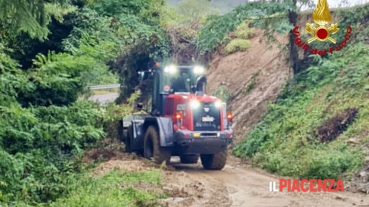 Da Piacenza in aiuto delle popolazioni alluvionate in Romagna: Mobilitati nel cuore della notte vigili del fuoco, Anpas e Croce Rossa dlvr.it/TDQrD9