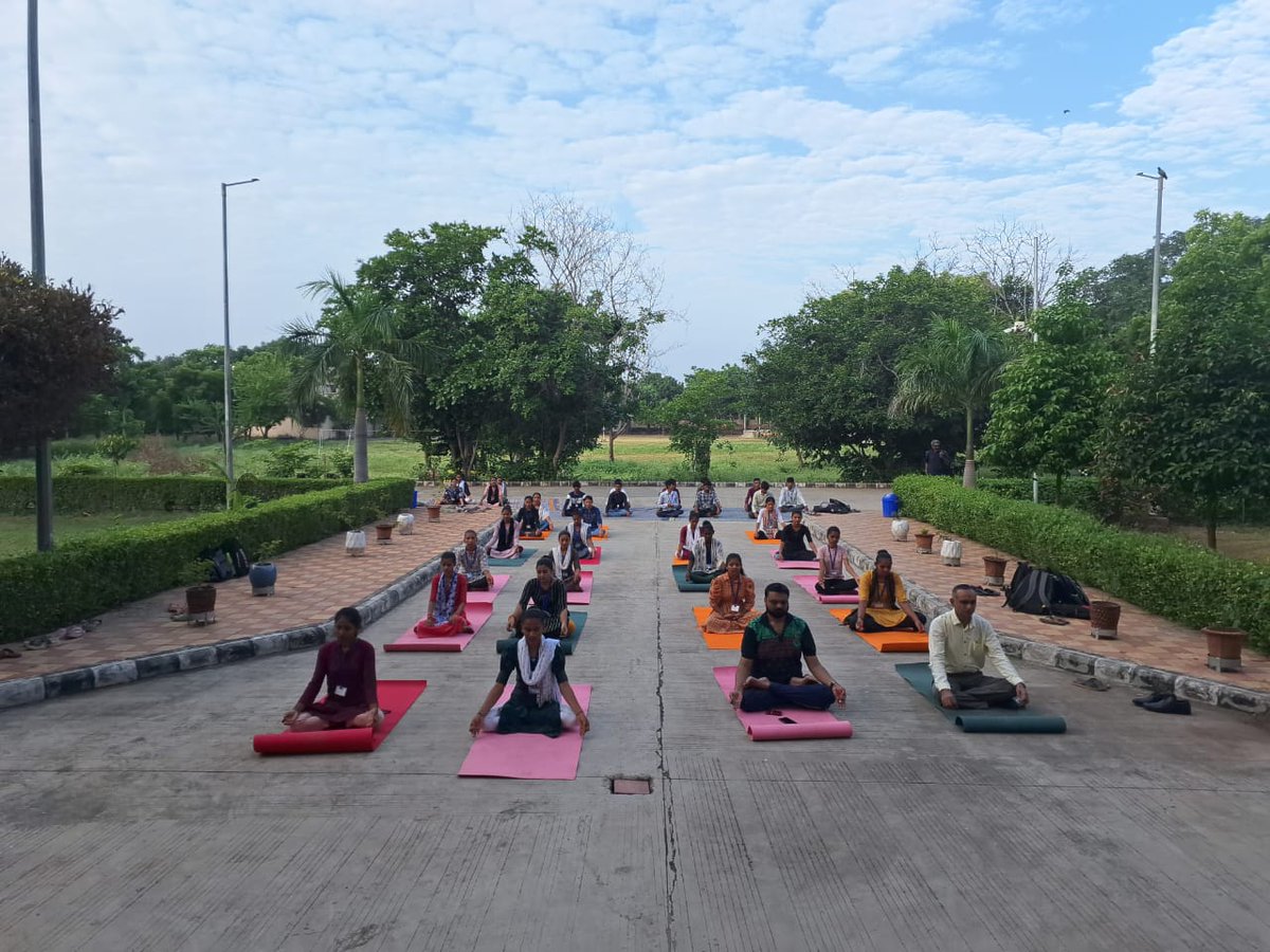 NSSBDKACCG's tweet photo. YOGA &amp; CLEANLINESS PROGRAM organized by BHAKTRAJ DADA KHACHAR COLLEGE NSS DEPARTMENT under SWACHCHHATA HI SEVA.
@_NSSIndia @YASMinistry @nssmkbu @nssgujarat https://t.co/AmUTZXEHzV