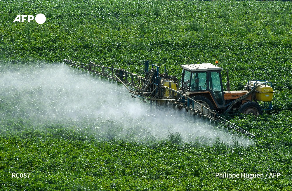 afpfr's tweet image. Récupérer son panier de légumes et déposer quelques litres d’urine au passage: l’Amap des &quot;Radis Actifs&quot;, installée à Châtillon (Hauts-de-Seine), met désormais certains de ses adhérents à contribution grâce à un point de collecte d’urine #AFP 

➡️ u.afp.com/5Etg