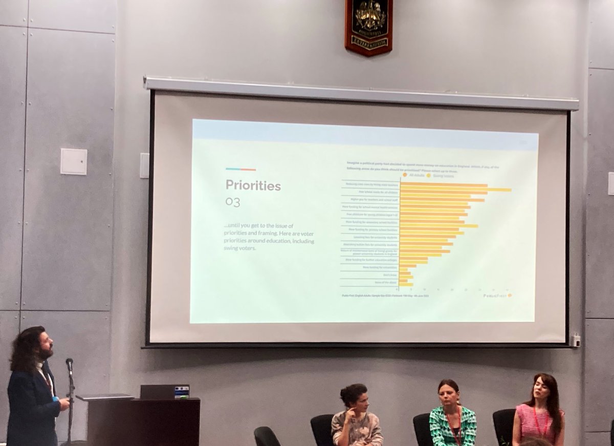 <a href="/PeteWhiteheadd/">Pete Whitehead</a> delivered a brilliant (and brilliantly entertaining) talk on how to engage policy makers &amp; how to communicate research results and recommendations leading to policy changes 👌

<a href="/EUCHANSE/">CHANSE</a> #DigiNetworks