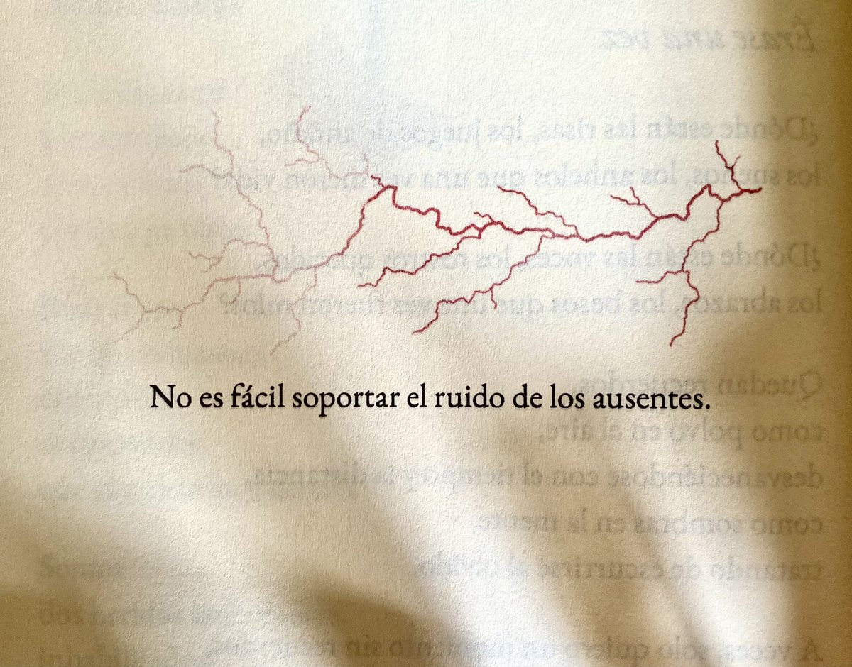 Cementedelibros's tweet photo. Cómo duele la falta de su presencia y el eco de sus recuerdos en nuestra mente…
Qué duro ese ruido emocional que nos dejan los que ya no estan, duro pero real este escrito de @alejandrabbelen 
Libro: La vida es a cada latido
#cementeriodelibros
#lavidaesacadalatido https://t.co/BdnmTvzzKP