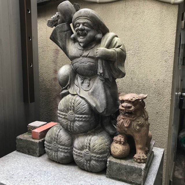 peace__lab's tweet photo. 恵比寿駅、大黒ビルの裏にあったに大黒様像が無くなっていました。
近所の方に聞くと、捨てられたとのことで、情報収集の結果、1年以内の話でした。
なんとかお迎えさせていただきたいので、些細な情報でも構いませんので、情報提供お願いいたします🙇‍♂️
#大黒様 #大黒天 #恵比寿駅 #拡散希望
#七福神 https://t.co/W97pFsxJ8x