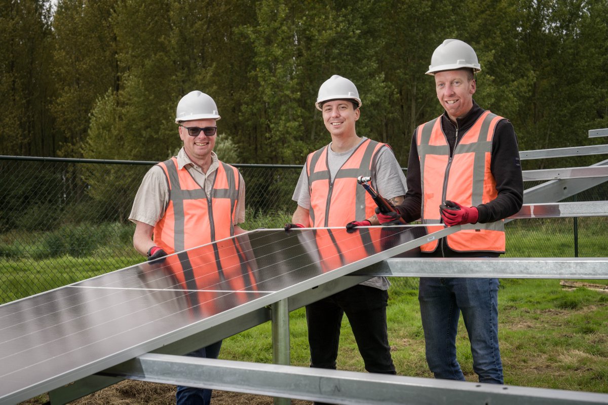 PowerField_'s tweet image. Deze maand legden we de eerste #zonnepanelen bij Zonnepark Zevent ☀️ Het project in de gemeente Druten krijgt een opgesteld vermogen van 35 megawattpiek. #Zonnepark Zevent is één van de zonneparken die PowerField dit jaar heeft overgenomen. Lees meer: eu1.hubs.ly/H0cv7Xm0