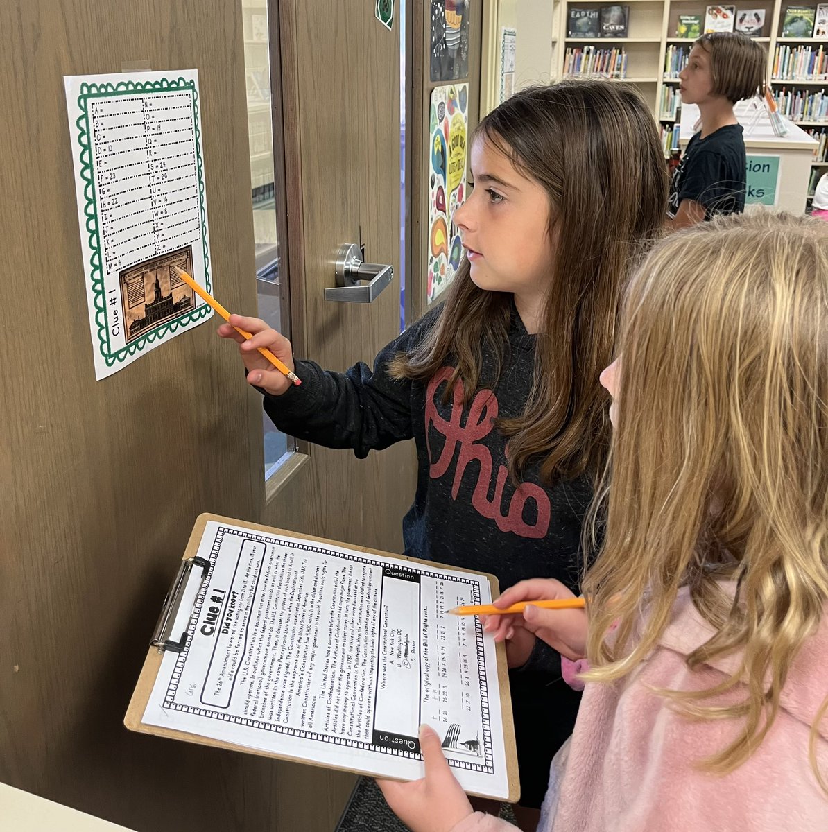 Bviewlibrary's tweet photo. We are thinkers! We’ve been learning about our Constitution and solving puzzles through a Constitution escape room activity. #itsworthit #proudtobeabear #ConstitutionDay https://t.co/C4eAU0EwaD