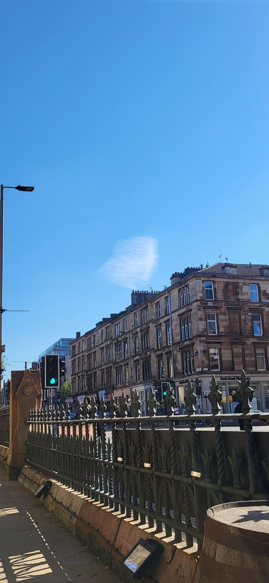 The only bit of cloud in an otherwise clear sky, strange!? <a href="/MATTYWOLVES3/">MET MATT🥶</a> <a href="/Petagna/">Marco Petagna</a> <a href="/UKWX_/">UK Weather Updates</a>