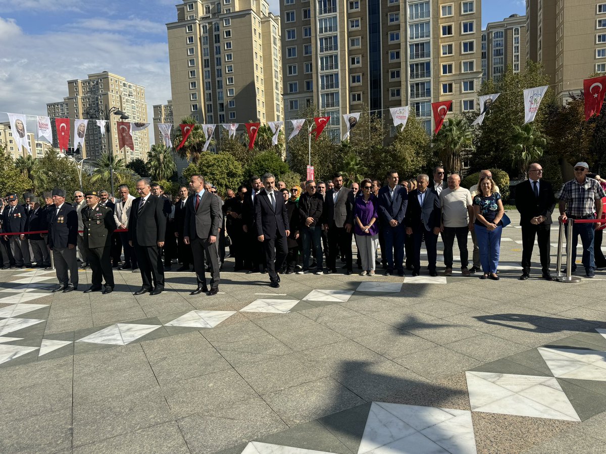 burakcifci34's tweet photo. 19 Eylül Gaziler Günü vesilesiyle Ataşehir Cumhuriyet Meydanında bulunan Atatürk Anıtı'nda çelenk takdimimizi gerçekleştirdik. 

Vatanı, bayrağı ve inandığı değerleri için göğsünü siper eden Kahraman Gazilerimizin, Gaziler Günü kutlu olsun. 

Başta Gazi Mustafa Kemal Atatürk olmak üzere ebediyete irtihal etmiş Gazilerimizi rahmetle anıyor, hayattaki Gazilerimize sağlıklı ve mutlu bir yaşam diliyoruz.

#GazilerGünü 🇹🇷

@atasehirakparti 
@osmannnurika 
@tugbaisikercan