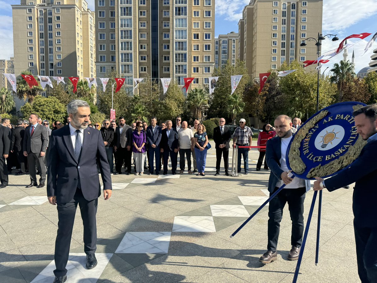 burakcifci34's tweet photo. 19 Eylül Gaziler Günü vesilesiyle Ataşehir Cumhuriyet Meydanında bulunan Atatürk Anıtı'nda çelenk takdimimizi gerçekleştirdik. 

Vatanı, bayrağı ve inandığı değerleri için göğsünü siper eden Kahraman Gazilerimizin, Gaziler Günü kutlu olsun. 

Başta Gazi Mustafa Kemal Atatürk olmak üzere ebediyete irtihal etmiş Gazilerimizi rahmetle anıyor, hayattaki Gazilerimize sağlıklı ve mutlu bir yaşam diliyoruz.

#GazilerGünü 🇹🇷

@atasehirakparti 
@osmannnurika 
@tugbaisikercan