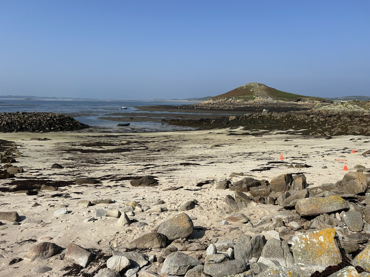 Working with <a href="/MCEM_Oxford/">MCEM Oxford</a> today on the Eastern Isles and it's a stunning autumn day 😀☀️