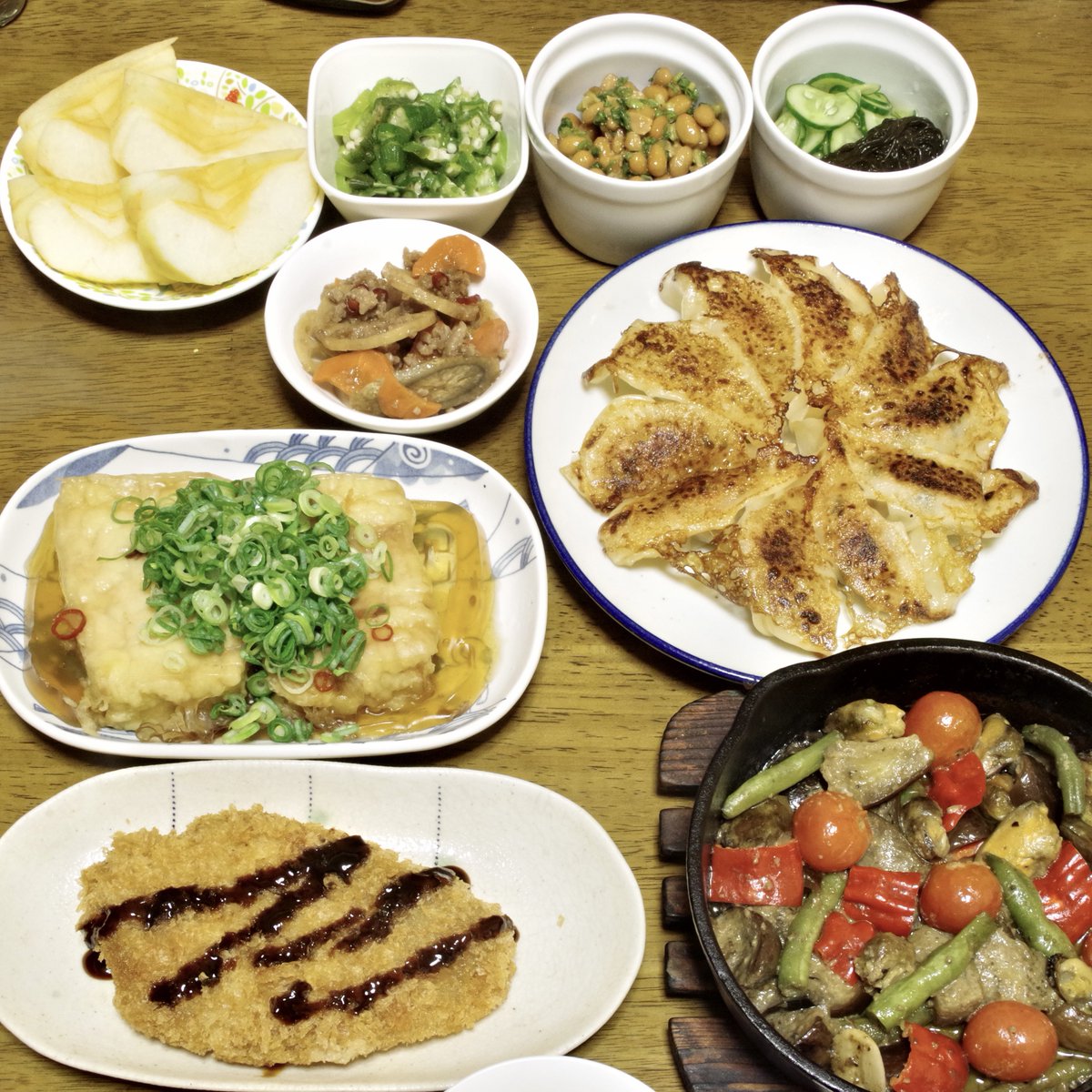 今日の晩ごはん
とんかつ、ナスとムール貝のアヒージョ、揚げ出汁豆腐、餃子、レンコンきんぴら、刻みオクラ、納豆、きゅうりともずくの酢の物、りんご
#晩ごはん #おうちごはん #晩酌