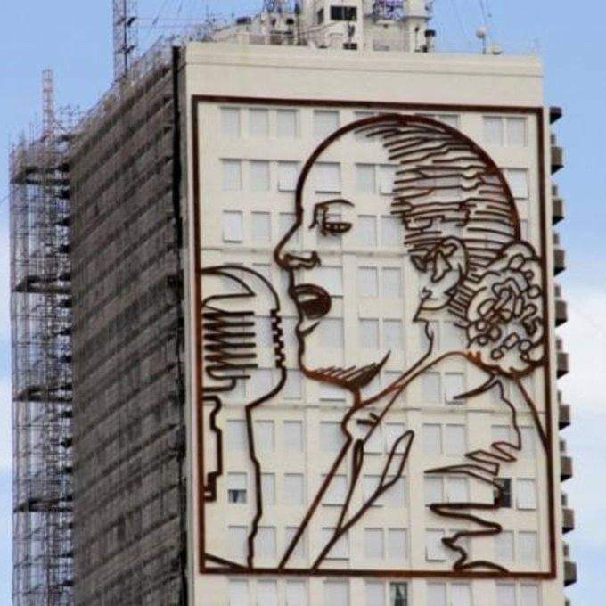 Cuando van a sacar a la mierda esta porquería? Pongan un mural de Messi que trajo más alegrías y no robo nada como esta tipa.