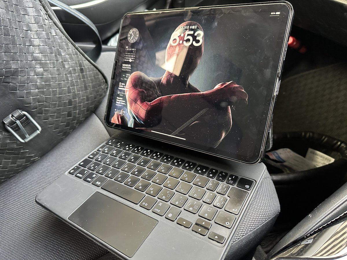 todo1018's tweet image. とどはApple信者ですw
という事で…
スマホはもちろんiPhone
タブレットはiPad pro

このiPadだいぶ進化してPCライクに使えます
Wordのかわりにドキュメント
Excelのかわりに
そして動画編集

こういう使い方すると欲しくなるのがキーボード…
少しお高いですが、私の愛用品

#MagicKeyboard…