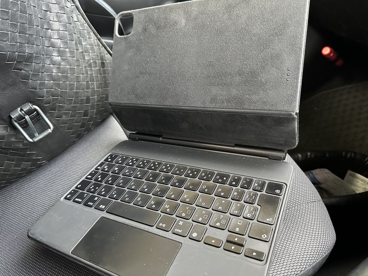 todo1018's tweet image. とどはApple信者ですw
という事で…
スマホはもちろんiPhone
タブレットはiPad pro

このiPadだいぶ進化してPCライクに使えます
Wordのかわりにドキュメント
Excelのかわりに
そして動画編集

こういう使い方すると欲しくなるのがキーボード…
少しお高いですが、私の愛用品

#MagicKeyboard…