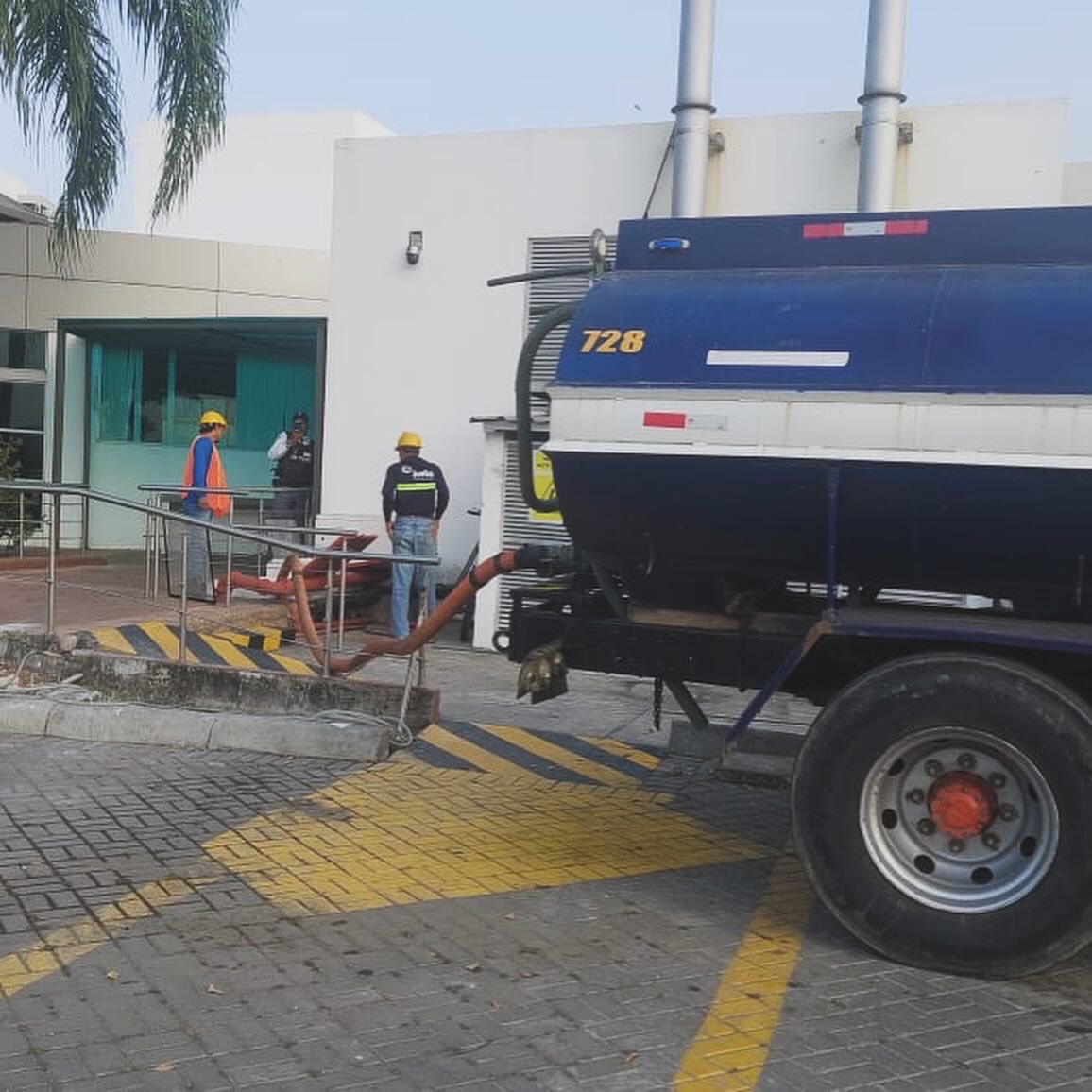 #Abastecimiento Brindamos abastecimiento gratuito por medio de tanqueros a las diferentes intuiciones y centros de salud alrededor de la ciudad.