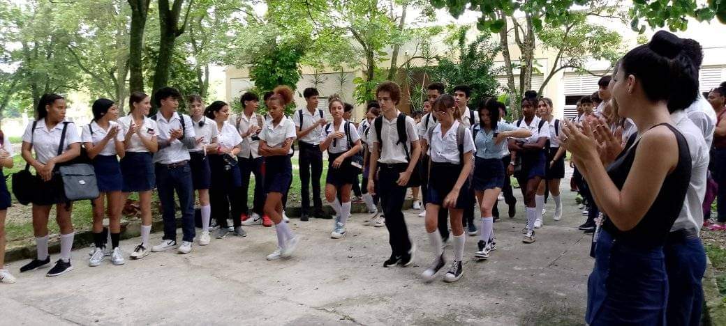 ✒️📑En la Escuela Elemental de Arte "Raúl Gómez García", se llevó a cabo el acto donde los #InstructoresdeArte firmaron el compromiso de los estudiantes que inician su décimo grado y se integran a las filas de la <a href="/FEEM_Cuba/">FEEM de Cuba ✌️🇨🇺</a>. #ElArteDeEnseñarElArte #CubaEsCultura #EscuelasDeArte