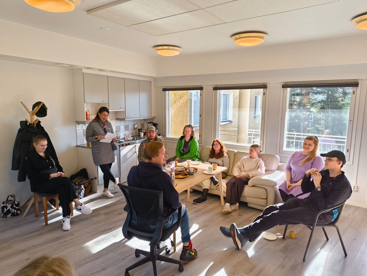 Tänään saimme vieraita uudelle toimistollemme <a href="/humanisti/">Humak</a> Kuopion kampuksen yhteisöpedagogiopiskelijoista. Esittelimme IKI-hankkeen Jonin ja Villen kanssa yhdistyksemme toimintaa ja hankkeita sekä kerroimme omia uratarinoita ja kokemuksia työelämästä. Osallistimme opiskelijoita