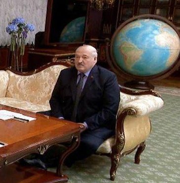 Зачем лукичу глобус? Он куда-то ехать собрался?